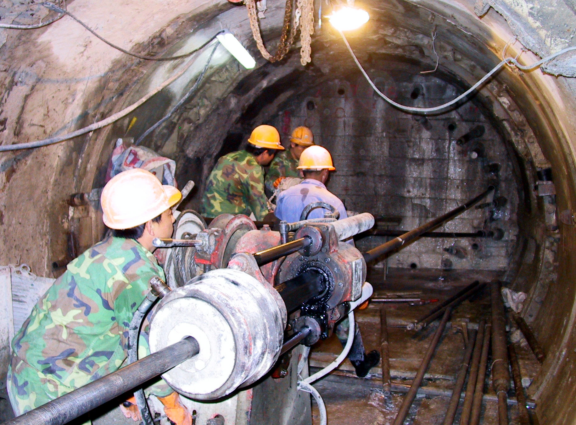 2005年,输水隧洞超前固结灌浆施工